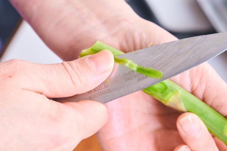 アスパラの皮を包丁でむく